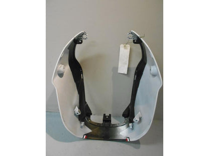 Snett nerifrån på Strålkastarkåpa från en Suzuki M 1800 -2006 motorcykel.