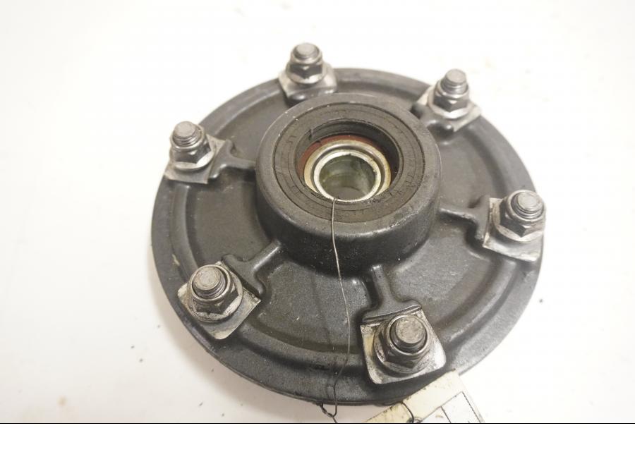 Framsidan på Drevfäste från en Triumph Daytona 675 -2011 motorcykel.