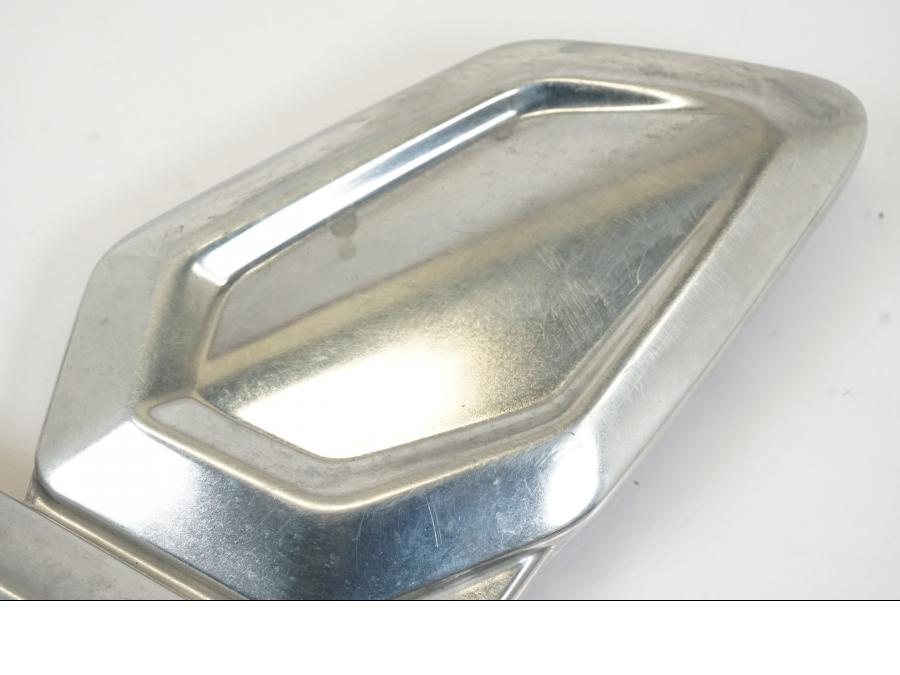 Baksidan på Fotpinnefäste från en Triumph Trident -2021 motorcykel.