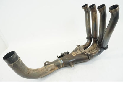 Snett nerifrån på Grenrör från en Yamaha YZF 1000 R1 -2004 motorcykel.