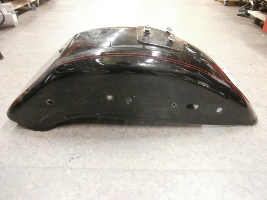 Baksidan på <p>Bakskärm till HD Softail Deuce FXSTD.</p>

<p>Synliga repor och bucklor</p> motorcykel.