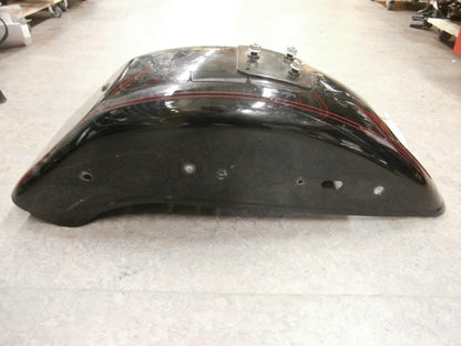 Baksidan på <p>Bakskärm till HD Softail Deuce FXSTD.</p>

<p>Synliga repor och bucklor</p> motorcykel.