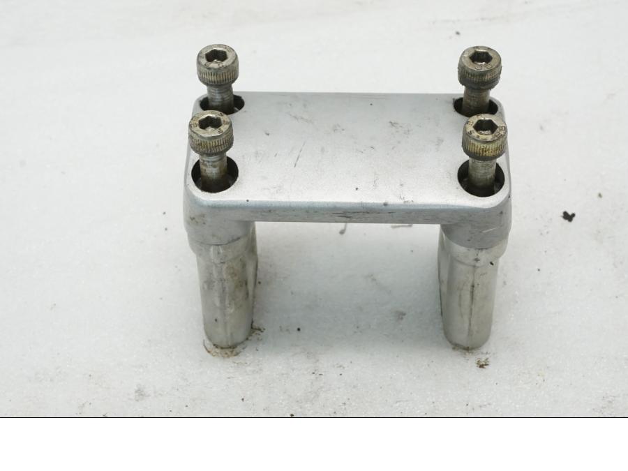 Baksidan på Styrfäste från en Ducati Monster 600 -2001 motorcykel.