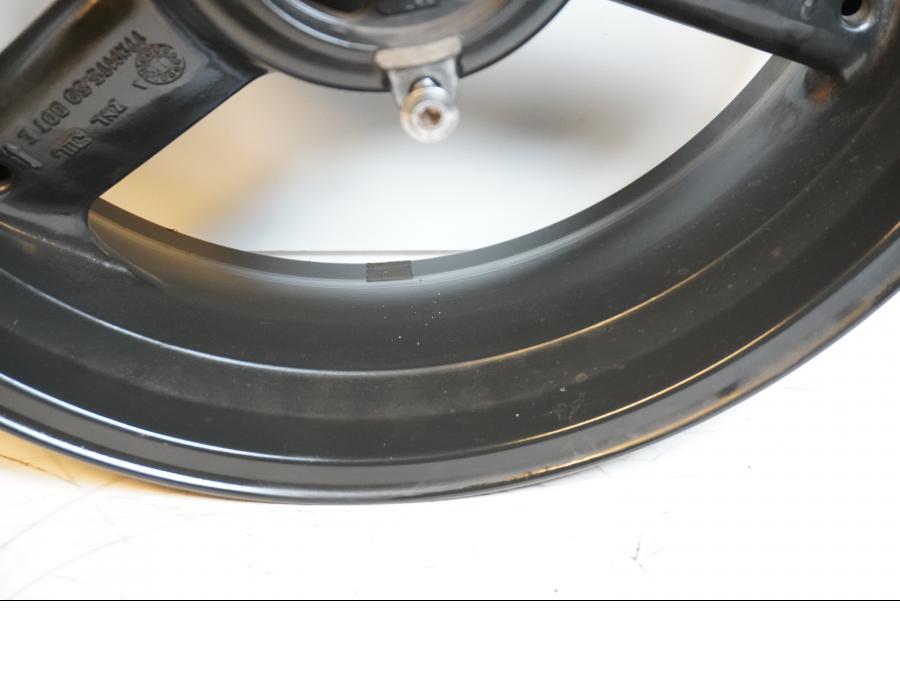 Höger sida på Fälg från en Triumph Daytona 650 -2005 motorcykel.