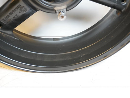 Höger sida på Fälg från en Triumph Daytona 650 -2005 motorcykel.