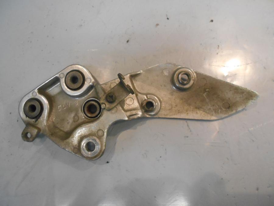 Höger sida på Fotpinnefäste från en Yamaha FZS 1000 -2002 motorcykel.