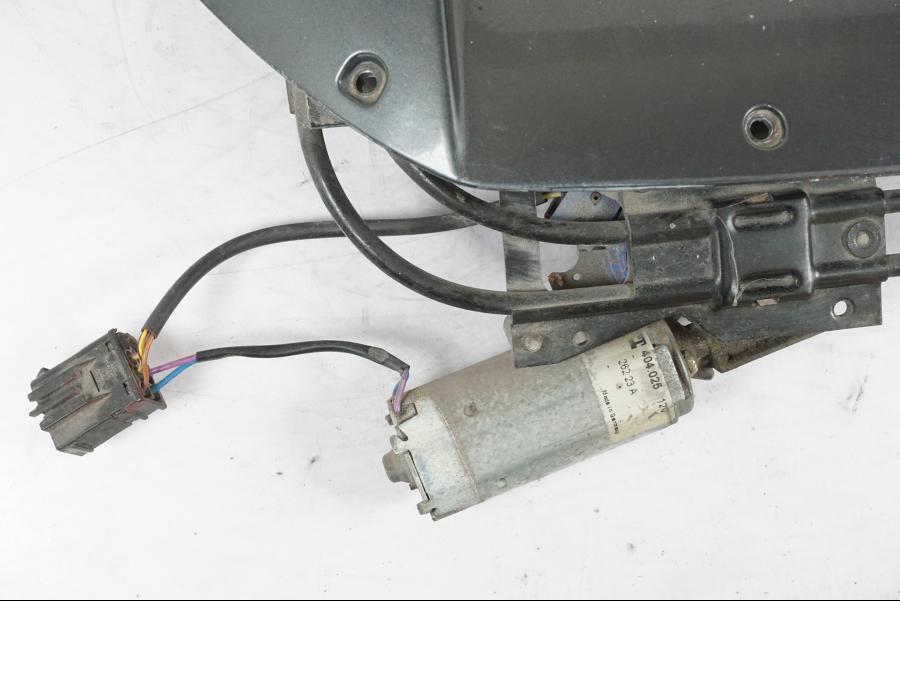 Baksidan på Vindrutemotor från en BMW K 1100 LT -1999 motorcykel.