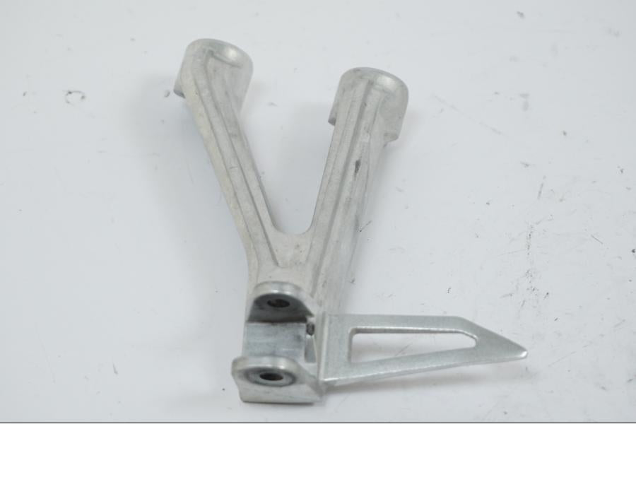 Framsidan på Fotpinnefäste från en Honda CB 650 R -2019 motorcykel.