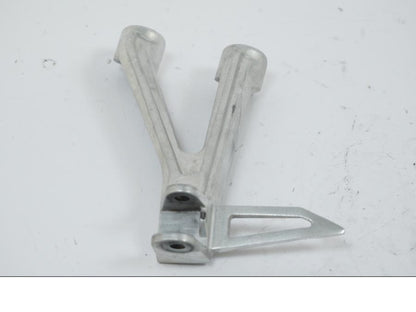 Framsidan på Fotpinnefäste från en Honda CB 650 R -2019 motorcykel.