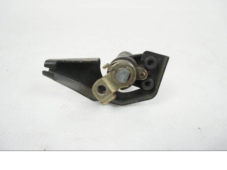 Höger sida på Sadellåsmekanism från en Kawasaki ZZR 1100 -1994 motorcykel.