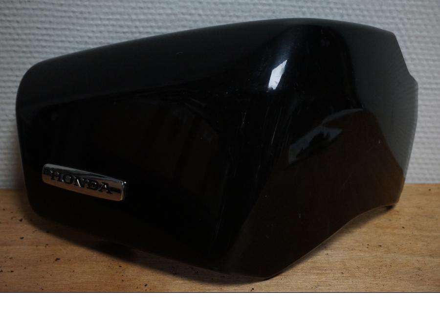 Framsidan på Sidopanel från en Honda VT 750 -2004 motorcykel.