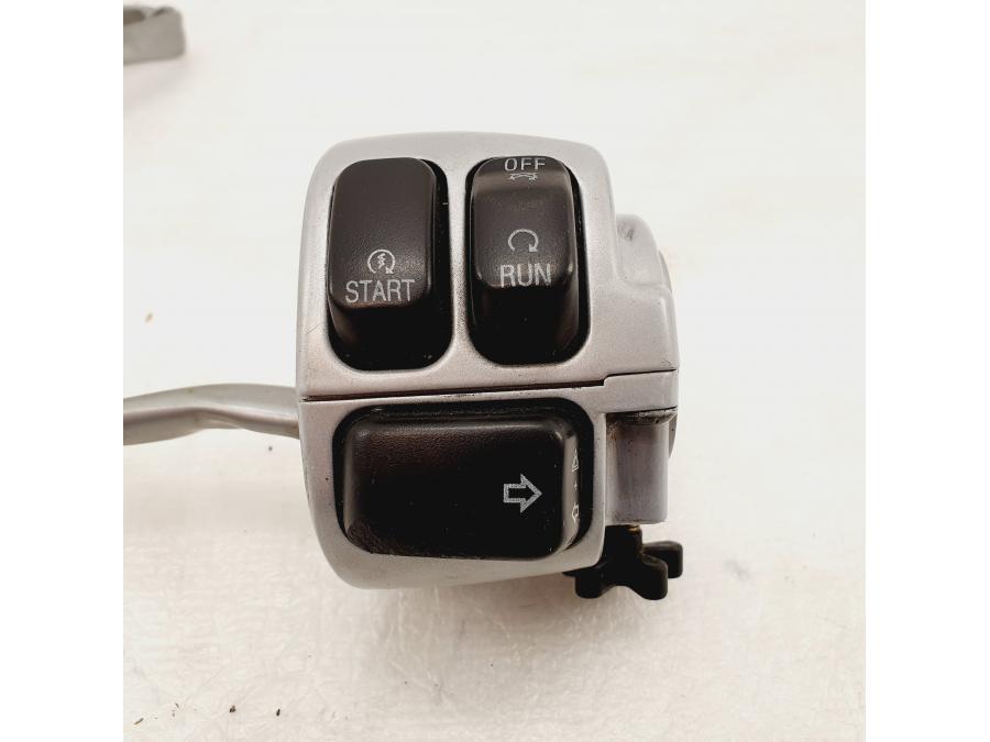 Framsidan på Styrelreglage från en H-D V-Rod 1130 -2005 motorcykel.