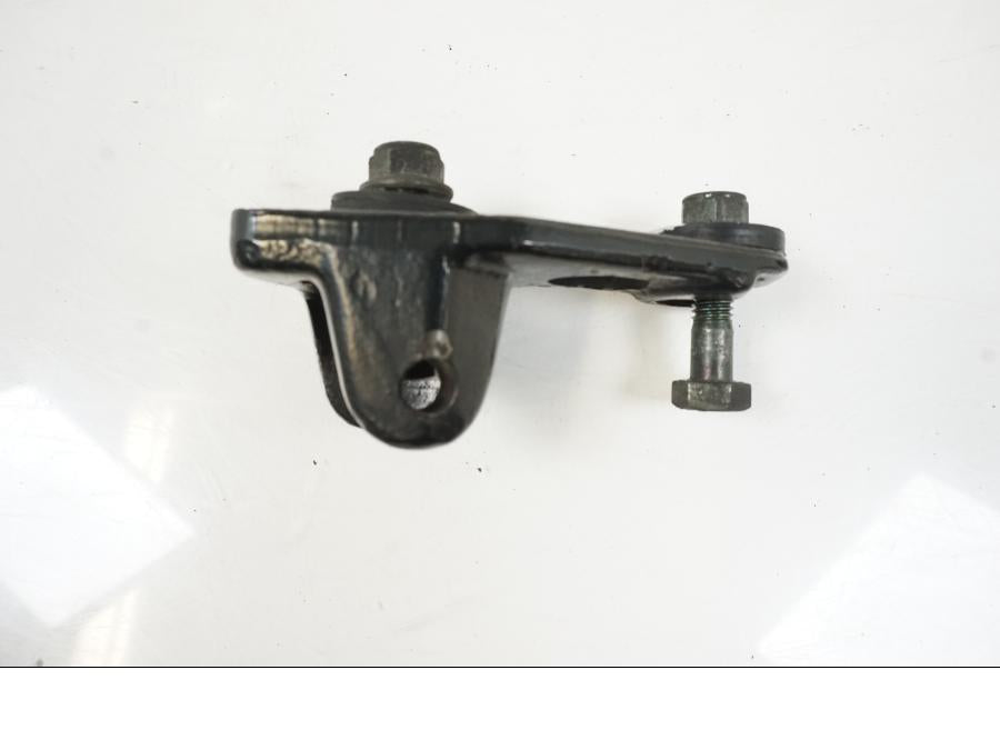 Framsidan på Fotpinnefäste från en Yamaha BT 1100 -2003 motorcykel.