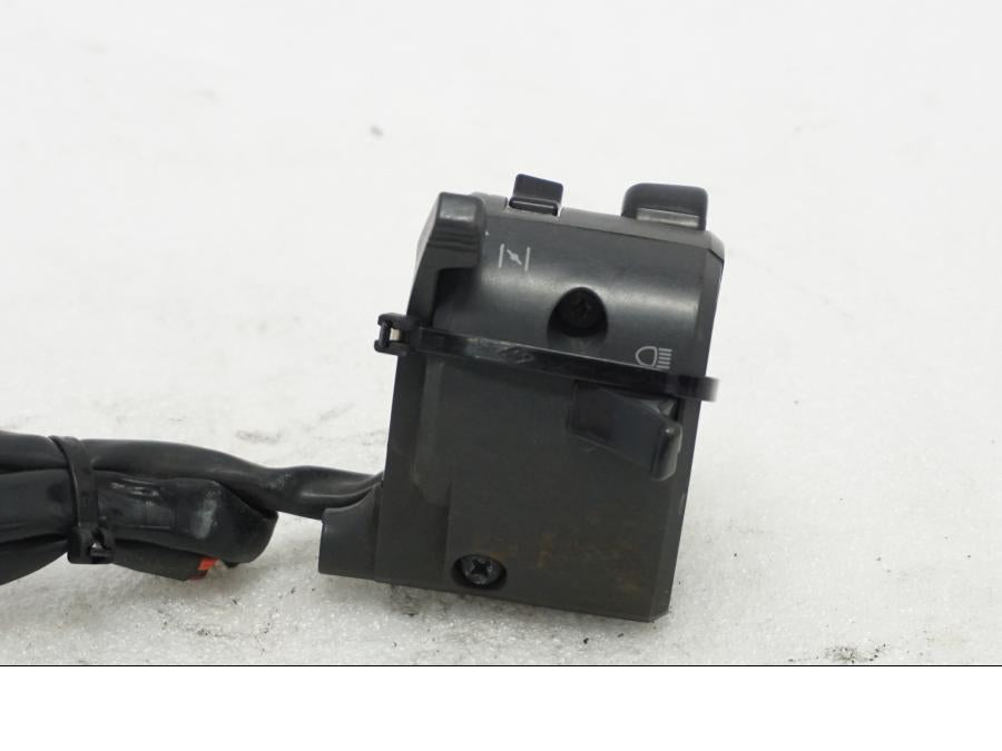 Baksidan på Styrelreglage från en Ducati Monster 696 -2010 motorcykel.