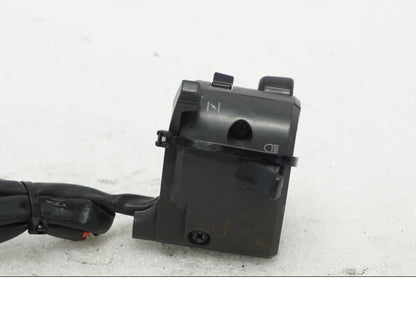 Baksidan på Styrelreglage från en Ducati Monster 696 -2010 motorcykel.