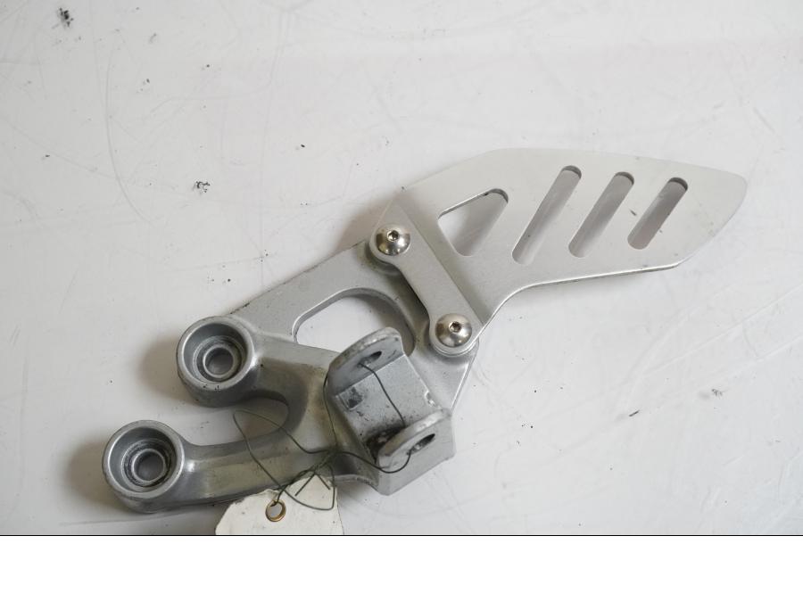 Framsidan på Fotpinnefäste från en Suzuki GSX-R 750 -2009 motorcykel.