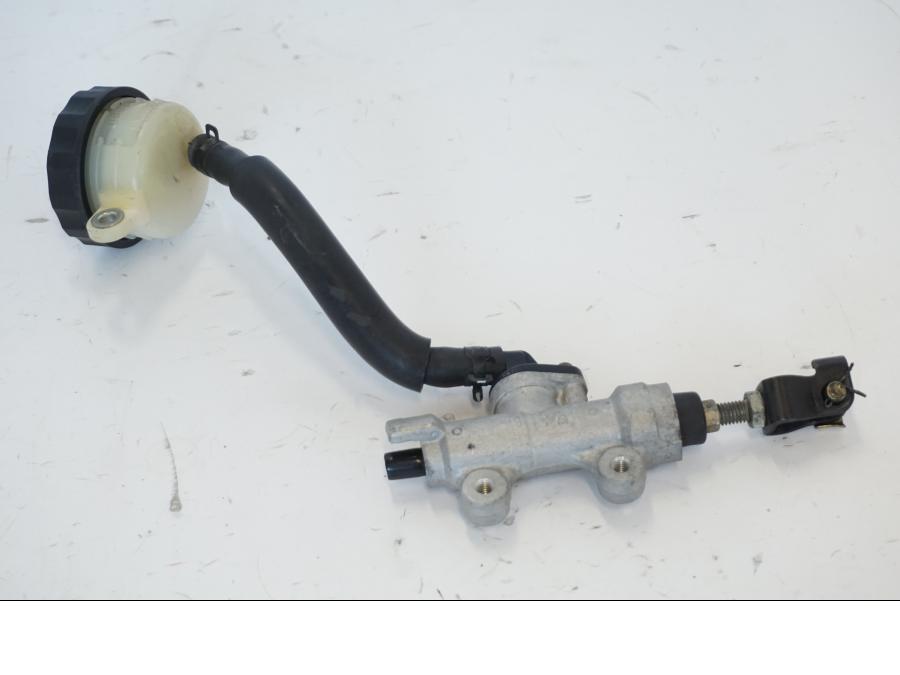 Baksidan på Bromshuvudcylinder från en Honda CBR 900 RR -2001 motorcykel.