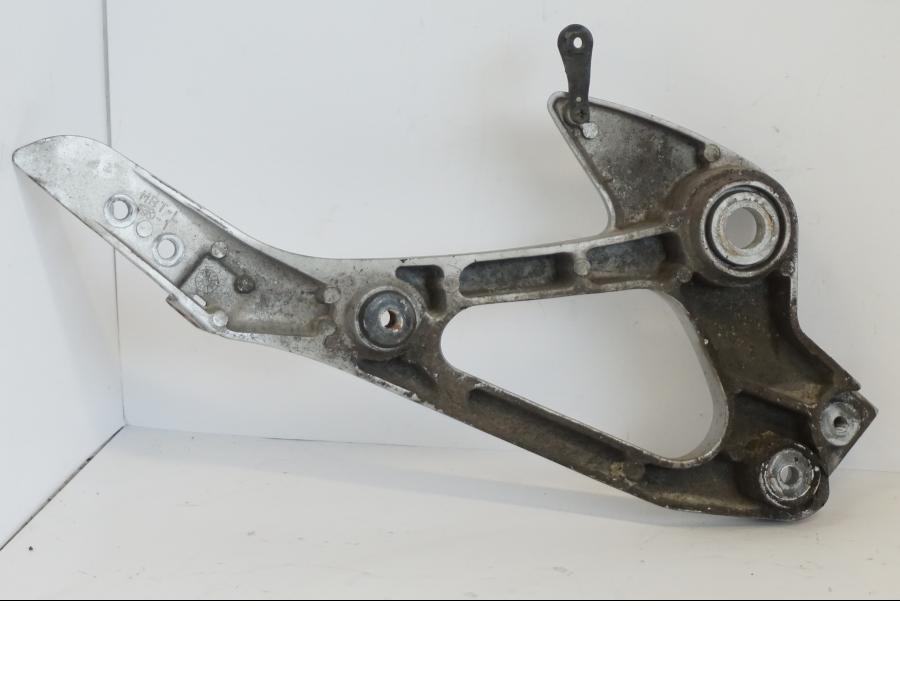 Baksidan på Fotpinnefäste från en Honda XL 1000 V -1999 motorcykel.