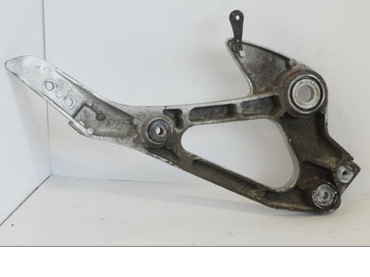 Baksidan på Fotpinnefäste från en Honda XL 1000 V -1999 motorcykel.