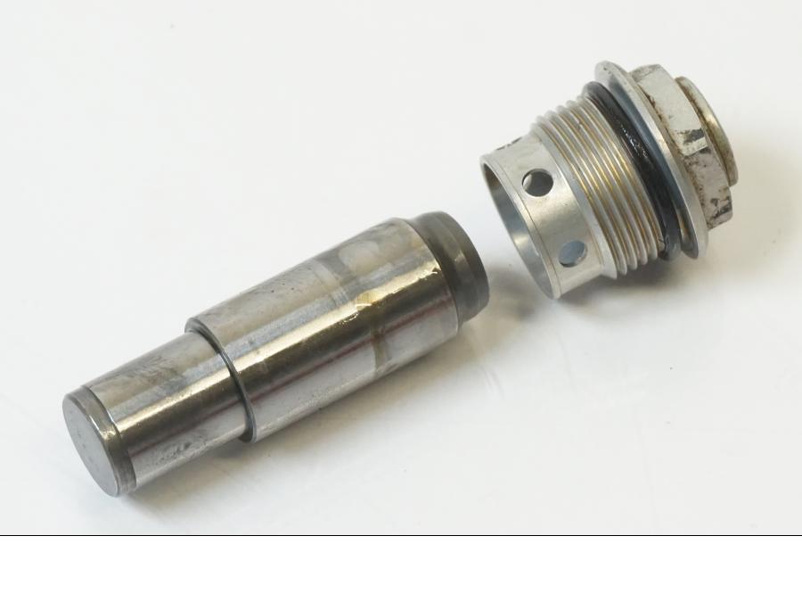 Framsidan på Kamkedjesträckare från en KTM 1190 Adventure -2015 motorcykel.