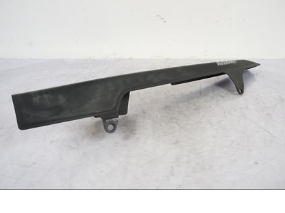 Framsidan på Kedjeskydd från en Honda VTR 1000 F -1997 motorcykel.