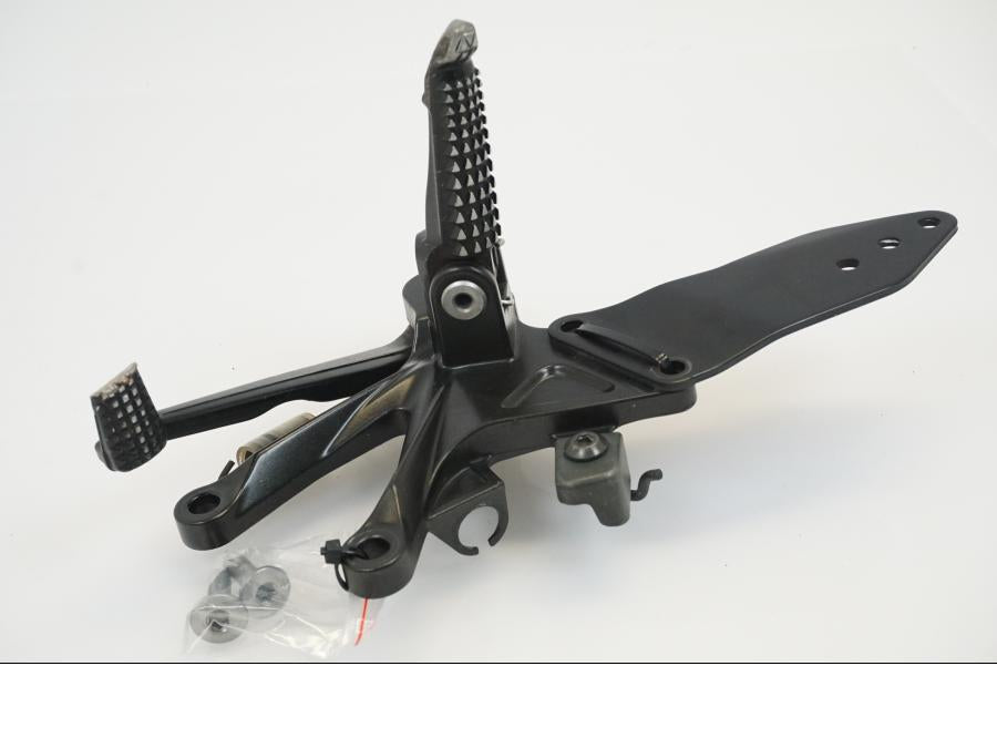 Höger sida på Fotpinnefäste från en Kawasaki ZX-10R -2008 motorcykel.