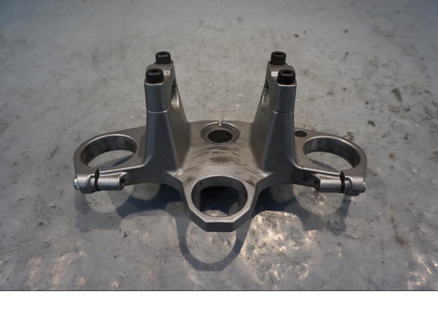 Framsidan på Gaffelkrona från en Yamaha XT 1200 Z -2011 motorcykel.