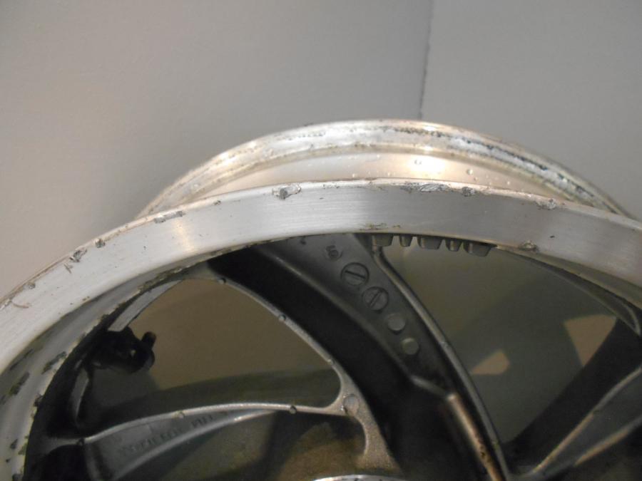 Höger sida på Fälg från en Honda GL 1800 -2001 motorcykel.