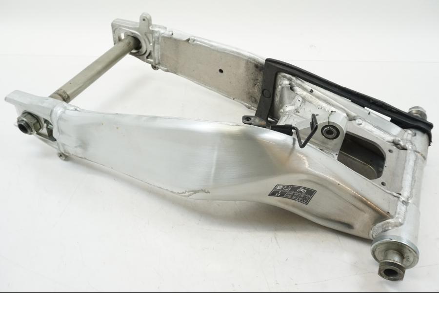 Snett nerifrån på Sving från en Yamaha MT-09 -2021 motorcykel.