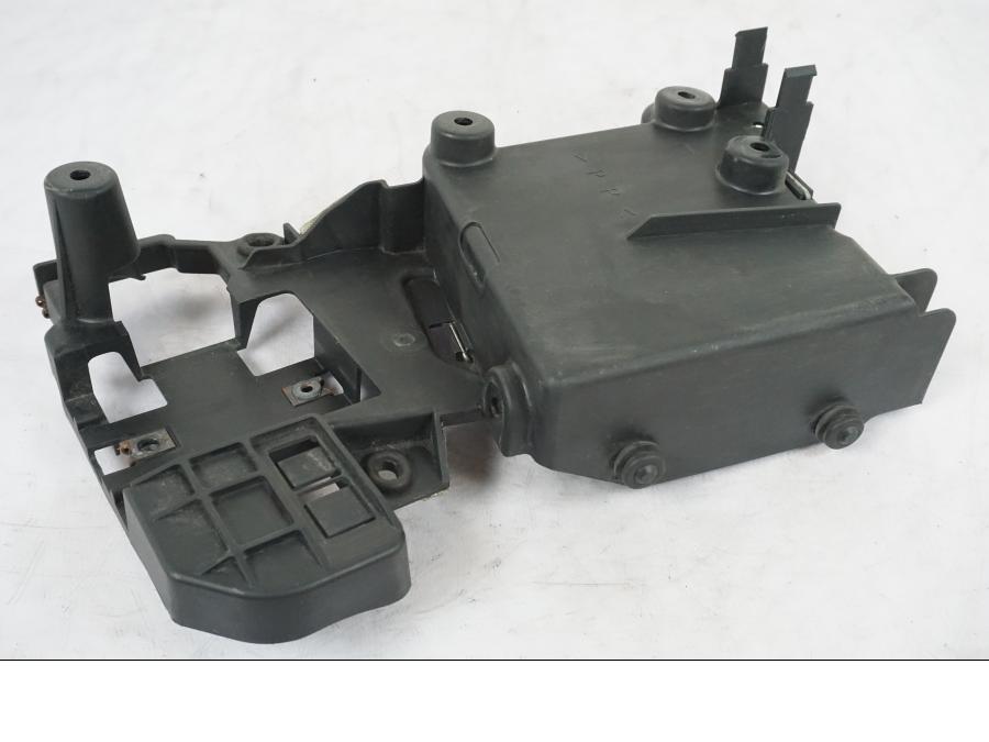 Snett uppifrån på Batterihållare från en Yamaha XVS 1100 -2004 motorcykel.