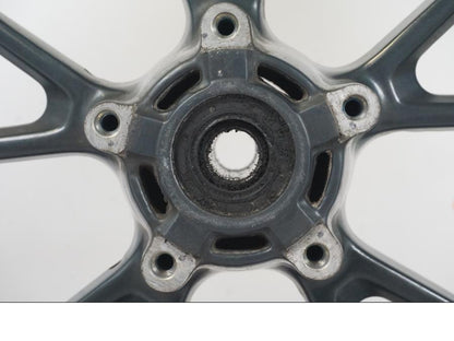 Höger sida på Fälg från en Triumph Tiger Explorer -2013 motorcykel.