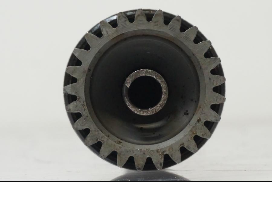 Baksidan på <p>Kardanaxel från Yamaha BT 1100 2002.</p>

<p>Med fjäder.</p> motorcykel.