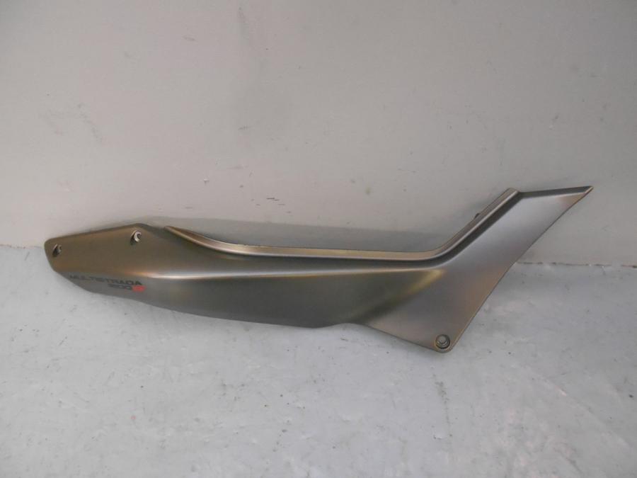 Framsidan på Sidopanel från en Ducati Multistrada 1200 -2012 motorcykel.