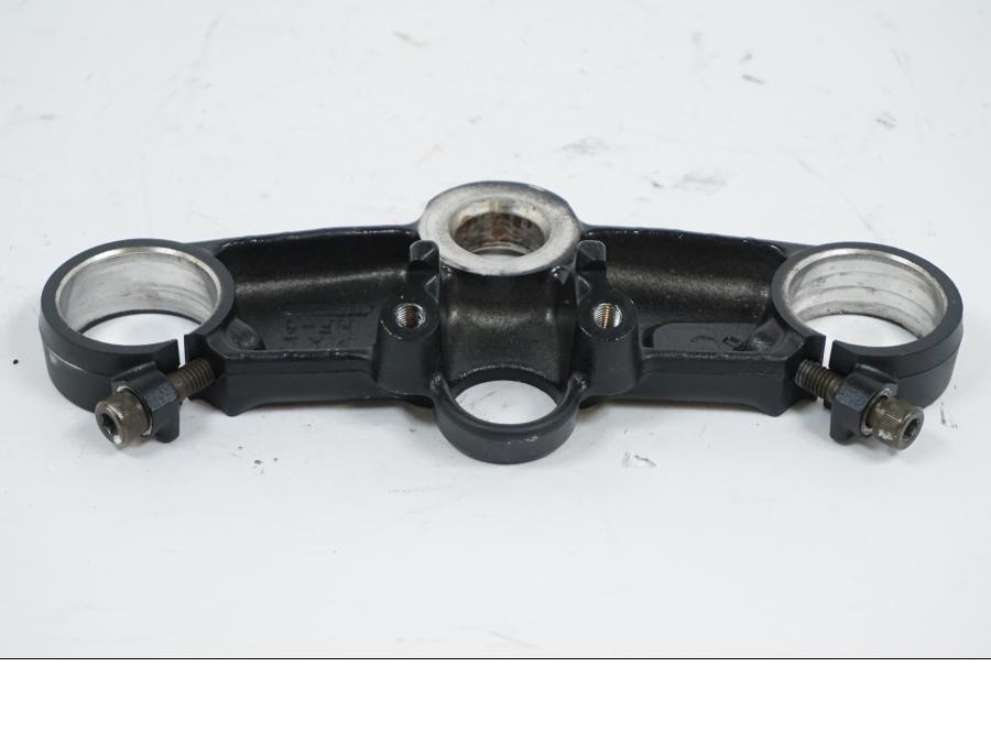 Snett nerifrån på Gaffelkrona från en Honda CBR 600 -1998 motorcykel.