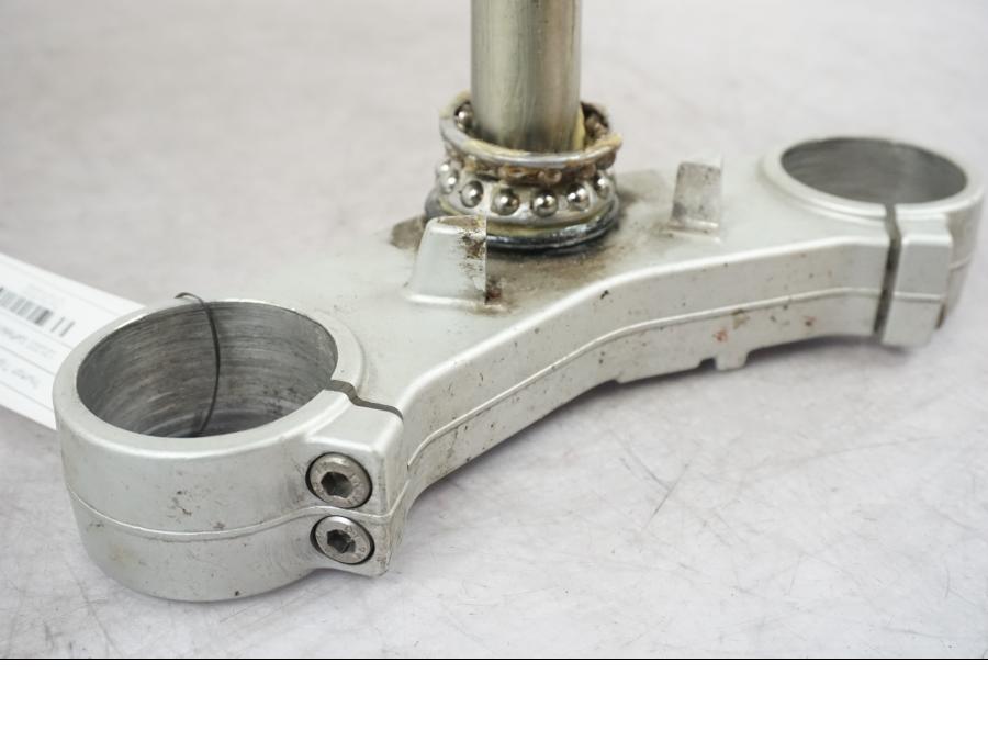 Snett nerifrån på Gaffelkrona från en Triumph Tiger -2009 motorcykel.