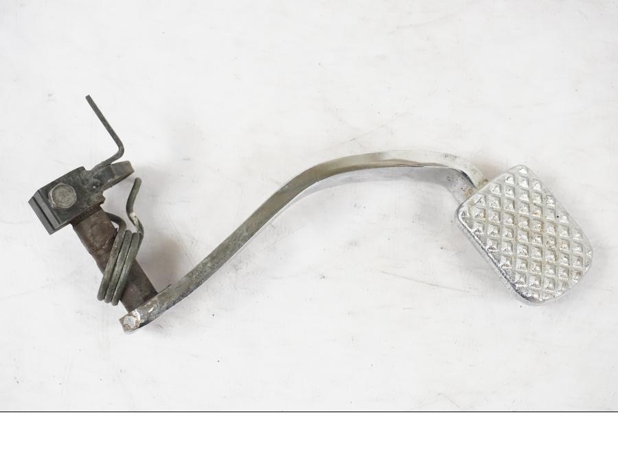 Framsidan på Bromspedal från en Yamaha XVS 1100 -2000 motorcykel.