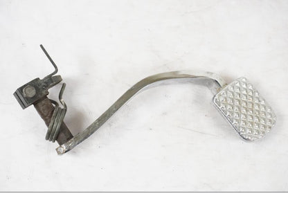 Framsidan på Bromspedal från en Yamaha XVS 1100 -2000 motorcykel.