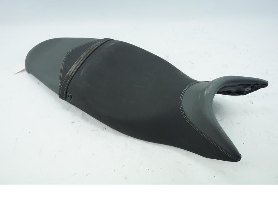 Framsidan på Sadel från en Triumph Street Triple R -2009 motorcykel.