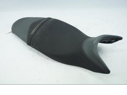 Framsidan på Sadel från en Triumph Street Triple R -2009 motorcykel.