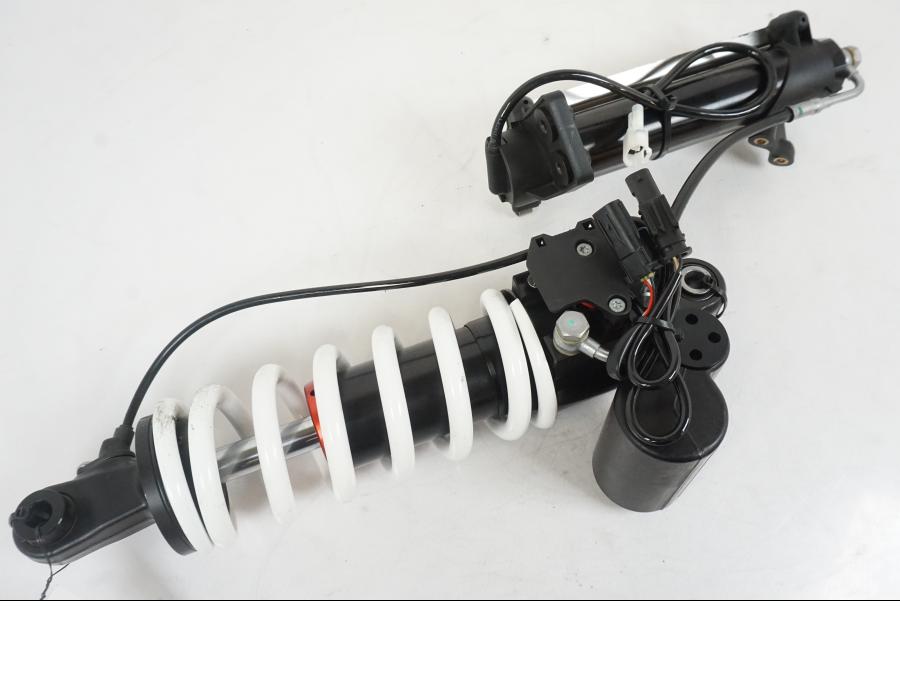 Snett nerifrån på Stötdämpare från en KTM 1290 Super Duke R EVO -2023 motorcykel.