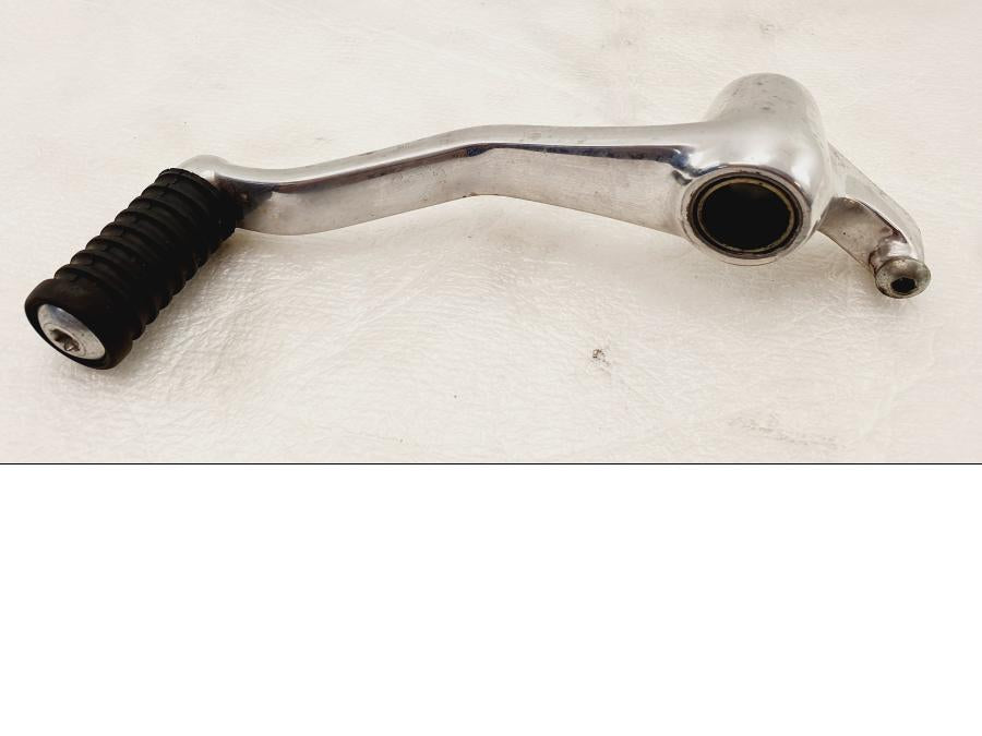 Framsidan på Växelpedal från en H-D V-Rod 1130 -2005 motorcykel.