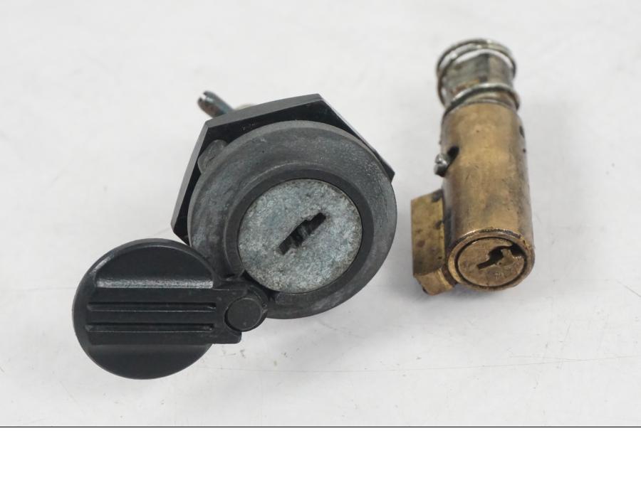 Höger sida på <p>Låssats från Yamaha XV 750 1993.</p>

<p>1st 1st nyckel, tändningslås, tanklock, tändningslås och</p>

<p>förvaringsfacklås Repor finns på tändningslåset se bild.</p> motorcykel.