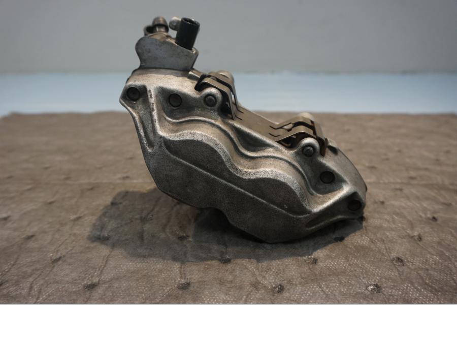 Baksidan på Bromsok från en Honda CBR 900 RR -1999 motorcykel.