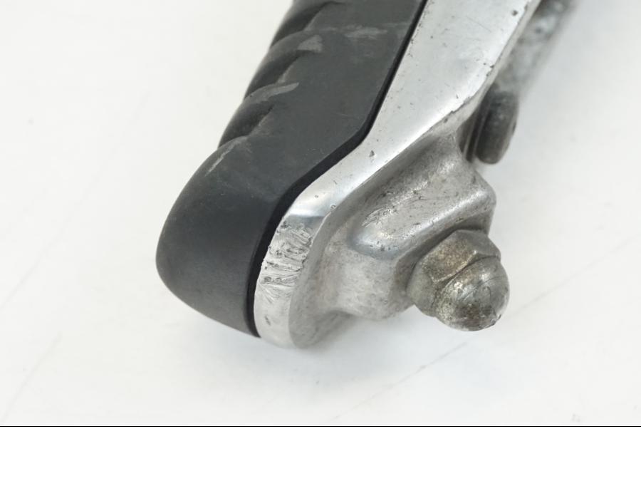 Snett nerifrån på Fotpinne från en Kawasaki ZX-12R -2000 motorcykel.