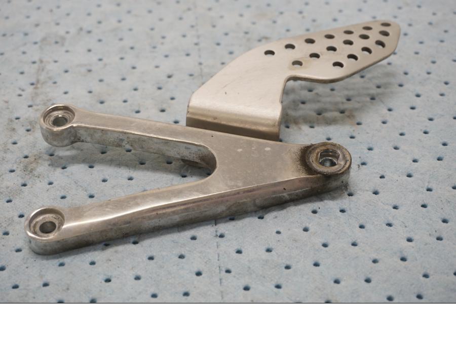 Framsidan på Fotpinnefäste från en Yamaha YZF 1000 R1 -2003 motorcykel.