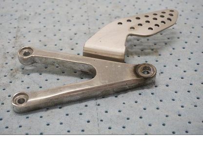 Framsidan på Fotpinnefäste från en Yamaha YZF 1000 R1 -2003 motorcykel.