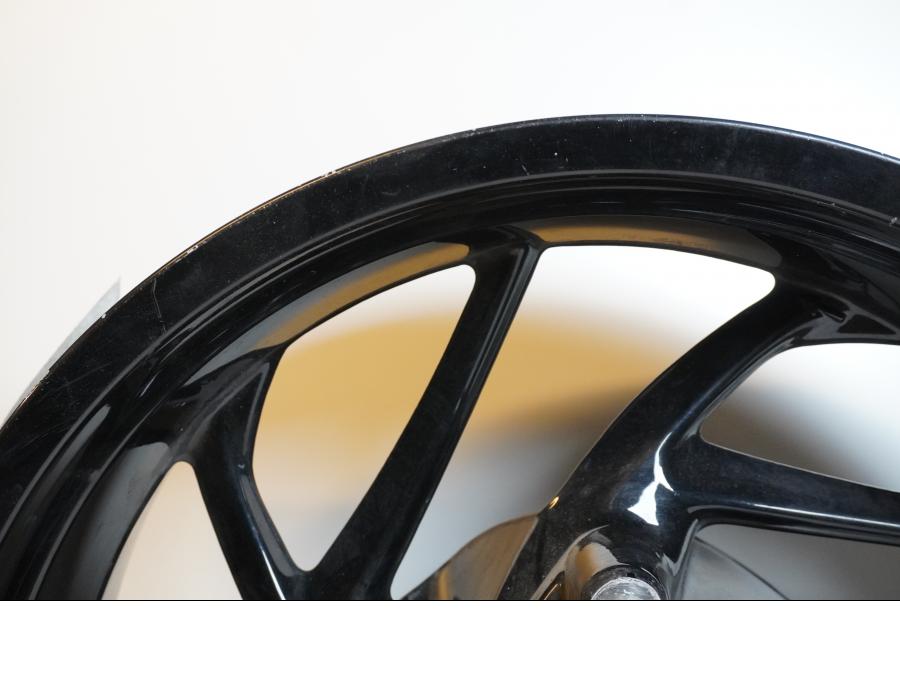 Snett uppifrån på Fälg från en BMW F 800 R -2011 motorcykel.