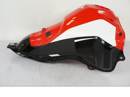 Baksidan på Bensintank från en Honda CRF 1000 Africa Twin -2016 motorcykel.