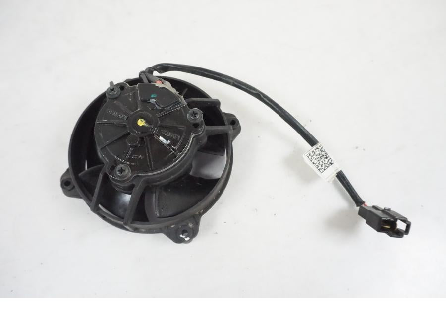 Snett uppifrån på Vattenkylfläkt från en KTM 390 Adventure -2021 motorcykel.