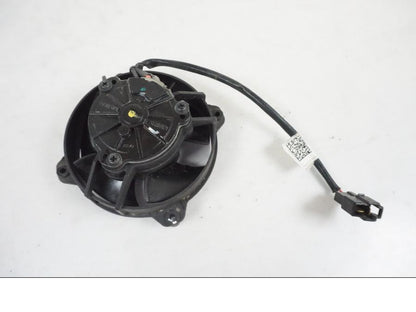 Snett uppifrån på Vattenkylfläkt från en KTM 390 Adventure -2021 motorcykel.